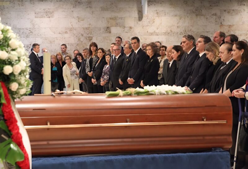 The child did not leave his father's coffin until the last moment, until the truth came out, leaving everyone shocked and paralyzed.