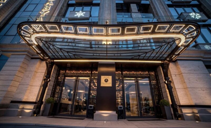 De hotelmanager besloot een oudere man voor iedereen te straffen en te vernederen omdat hij zijn woorden negeerde ։ Maar kort daarna, toen iedereen ontdekte wie deze man werkelijk was, was iedereen geschokt
