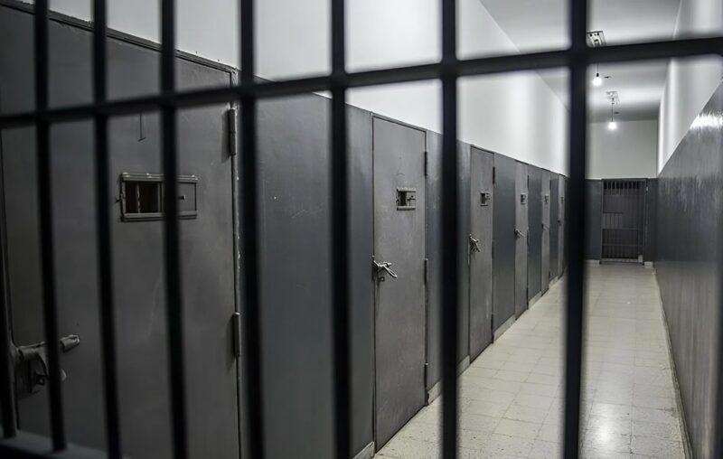 De gevangene, die een oudere man opmerkte die onlangs naar de gevangenis was overgebracht en alleen zat, probeerde druk op hem uit te oefenen om indruk te maken op de anderen ։ Maar op dat moment schokte wat de oudere man deed de hele zaal