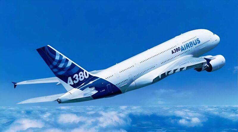 De stewardess gaf een man in de eerste klasse een klap in zijn gezicht, maar toen hij opstond, verstijfde het hele vliegtuig door wat er op dat moment gebeurde